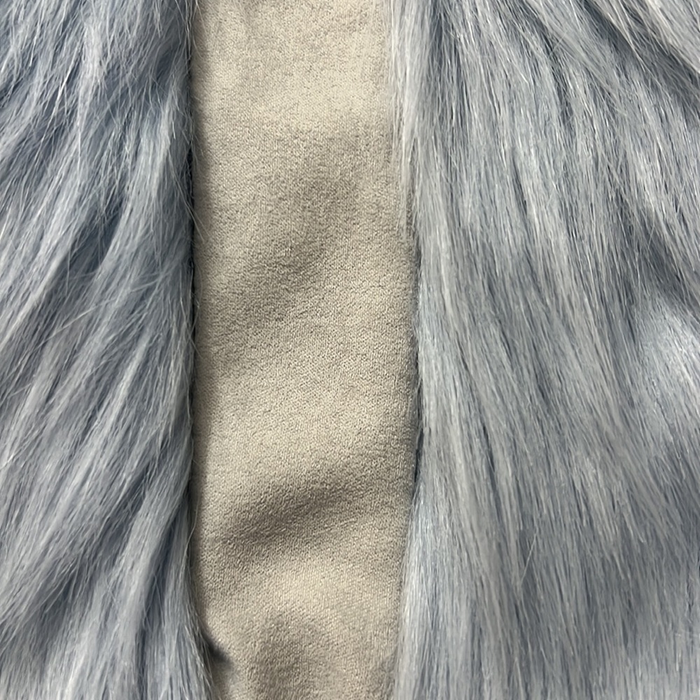 NEW:  gorgeous baby blue faux fur scarf - Picture 5 of 9